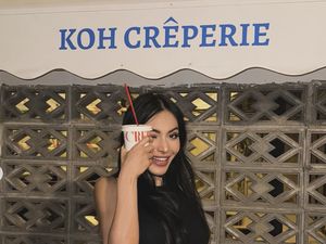 Potret Denada Pamer Kue Ultah hingga Jajan Crepe di Bangkok