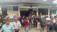 Sejumlah Pengelingsir Geruduk Polsek Sidemen, Desak Polisi Tangkap Pencuri Uang Kepeng