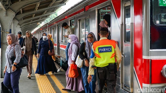 Genangan Air di Depo KAI Jakarta Menjejajakkan Keterlambatan KRL