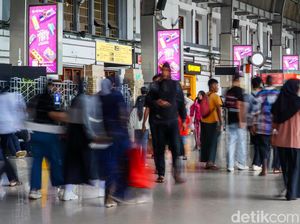 Ramainya Penumpang di Stasiun Jakarta Kota Saat Libur Panjang