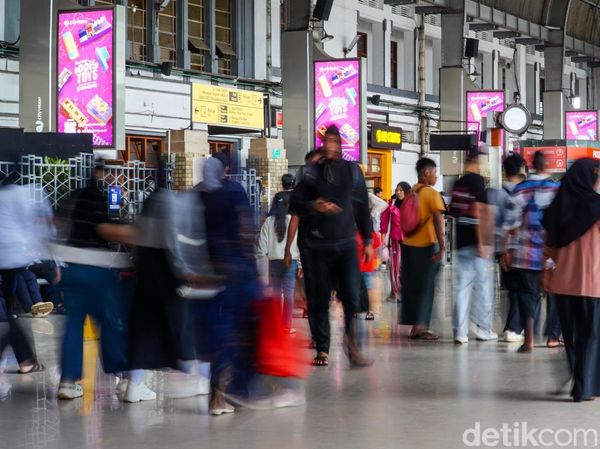 Ramainya Penumpang di Stasiun Jakarta Kota Saat Libur Panjang