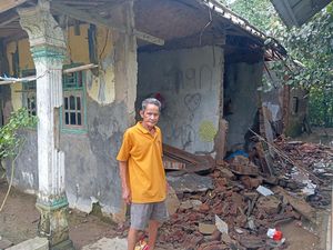 Nestapa Warga Pandeglang Sepekan Kebanjiran, Rumah Ambruk-Konsumsi Air Hujan