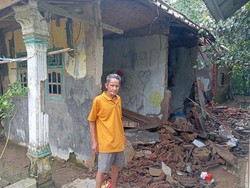 Nestapa Warga Pandeglang Sepekan Kebanjiran, Rumah Ambruk-Konsumsi Air Hujan