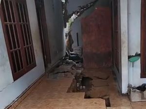 Rumah Terbelah Usai Tanah Gerak Meluas di Pamekasan, Warga Mengungsi