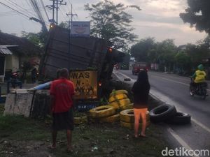 Truk Tronton Terguling Usai Tabrak Jembatan di Bojonegoro