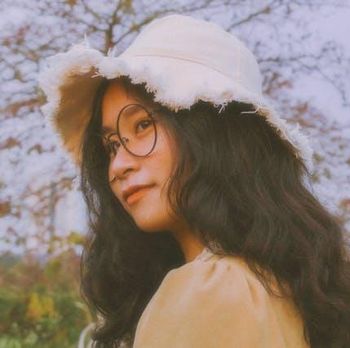 Saat hubungan berakhir, yang sulit dilepas Pisces bukan cuma sosok mantan, tapi juga harapan yang pernah dibangun. Mereka cenderung mengulang-ulang cerita lama di kepala, membuat proses move on terasa lebih panjang.