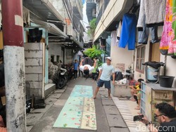 Semangat Anak-anak Jakut Latihan Akrobatik di Gang Sempit