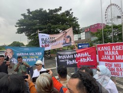Warga JGC Cakung Demo, Beli Rumah Rp 2 M tapi Jalan Rusak-Bau Sampah
