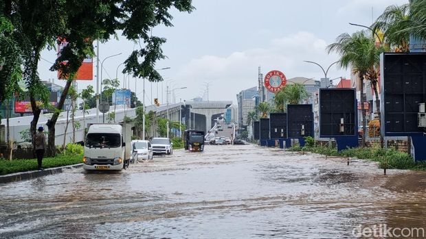 Banjir di depan Balai Sumudera Jakut