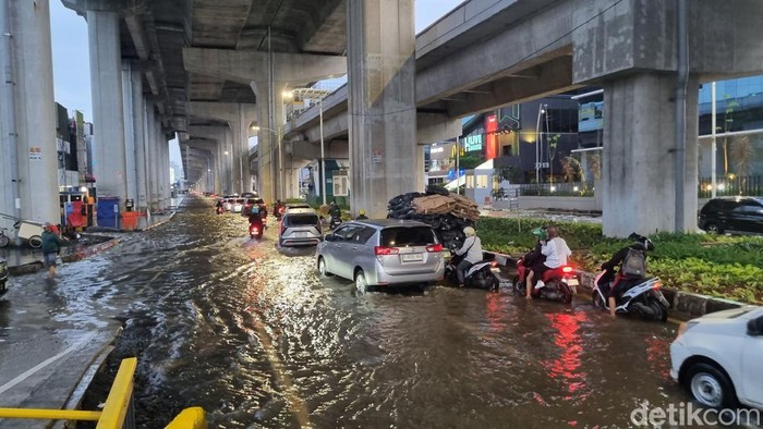 Banjir di Jalan Boulevard Kelapa Gading Terus Berlanjut