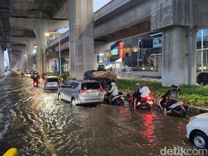 Jalan Boulevard Kelapa Gading Masih Banjir Sore Ini