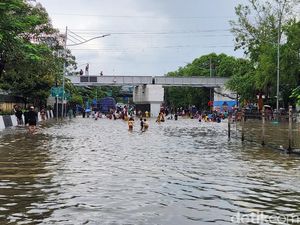 Jalan Gunung Sahari Jakpus Banjir, Kendaraan Tak Bisa Melintas