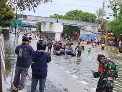 Jalan Gunung Sahari Jakpus Banjir, Warga Nyeberang Pakai Perahu Karet