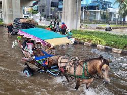 Jalan Boulevard Kelapa Gading Banjir, Motor Mogok-Delman Tetap Melaju