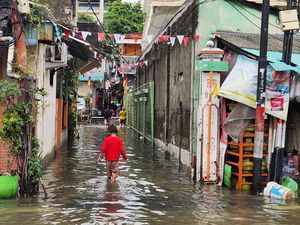 Update Banjir Jakarta: 36 RT-27 Jalan Terendam, 43 Orang Mengungsi
