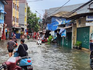 Video Pademangan Jakut Masih Banjir, Jadi Wahana Bermain Bocah