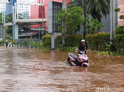 Banjir Rendam Depan Mall Kelapa Gading, Aktivitas Warga Tersendat