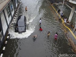Video Banjir di Gunung Sahari Jakpus, Banyak Kendaraan Mogok