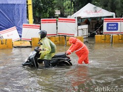 Jangan Sampai Turun Mesin! Cek Cara Selamatkan Motor Kena Banjir
