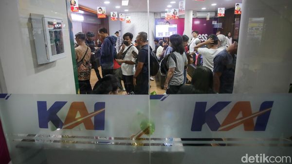 Cuaca Buruk Ganggu Jalur Kereta di Jawa, Puluhan Perjalanan Dibatalkan