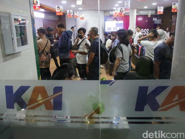 Cuaca Buruk Ganggu Jalur Kereta di Jawa, Puluhan Perjalanan Dibatalkan