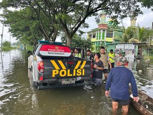 Perjuangan Polisi Evakuasi Penderita Stroke yang Terjebak Banjir di Kudus