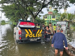 Perjuangan Polisi Evakuasi Penderita Stroke yang Terjebak Banjir di Kudus