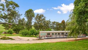 Keluarga Ini Tinggal di Gerbong Kereta Usai Rumahnya Dilalap Api