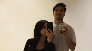 Seru! Hanggini dan Suami Kompak Jajan Matcha dan Ngemil Kue di Kafe Cantik