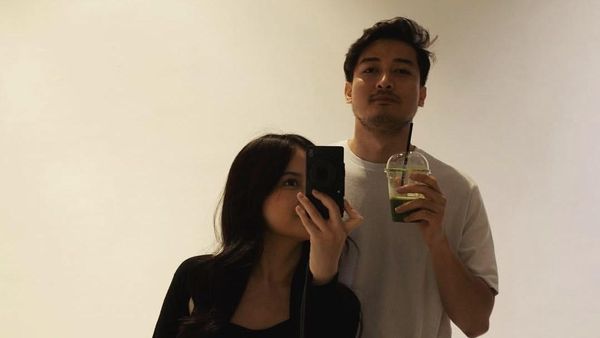 Seru! Hanggini dan Suami Kompak Jajan Matcha dan Ngemil Kue di Kafe Cantik