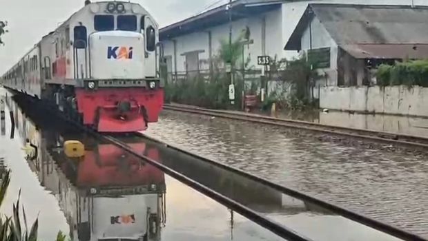 Sejumlah perjalanan Kereta Api Indonesia (KAI) terpaksa dibatalkan  imbas banjir nan merendam rel di Kabupaten Pekalongan, Jawa Tengah, Minggu (18/1). (KAI Daop 4 Semarang)