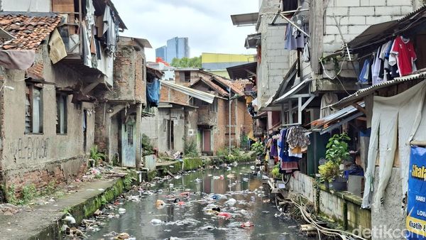 Potret Kampung Kumuh Riverside di Tengah Hutan Beton Jakarta