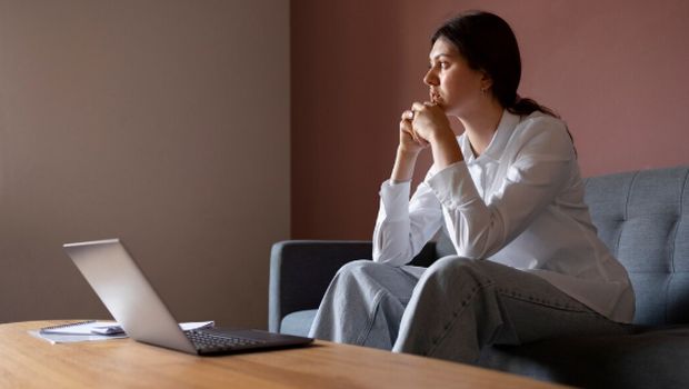 Mengenali pola overthinking membantu kamu lebih cepat sadar saat pikiran mulai berlebihan. Langkah ini menjadi dasar untuk mengontrol kecemasan./ Foto: freepik.com