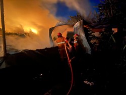 Kebakaran Hebat di Kendari Hanguskan Gudang Cengkeh-Rumah, Kerugian Rp 5 M