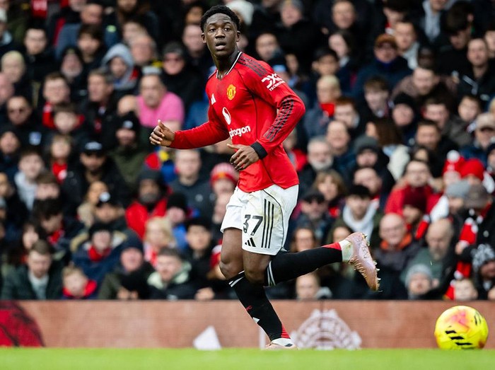 MANCHESTER, ENGLAND - JANUARY 17:   Kobbie Mainoo of Manchester United in action during the Premier League match between Manchester United and Manchester City at Old Trafford on January 17, 2026 in Manchester, United Kingdom. (Photo by Ash Donelon/Ma