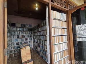 Kisah Wayan Astika dan Toko Buku di Gang Kecil Pelabuhan Padangbai