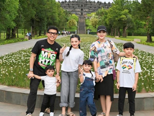 Foto Liburan Keluarga Anang Ashanty di Candi Borobudur dan Nepal van Java