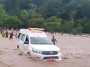 Viral Mobil Jenazah Terobos Banjir di Kupang Saat Antar Jasad Kaur Desa