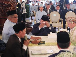 Video Momen Haru Prabowo Saksikan Akad Nikah Sekprinya