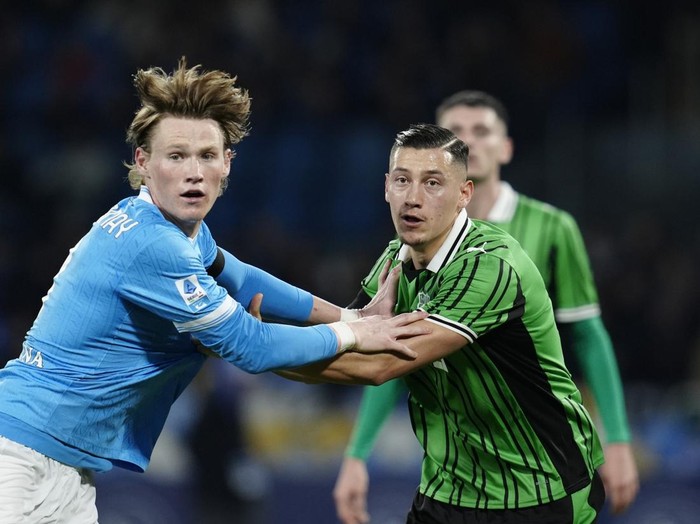 Napoli, Italy - January 17: Scott McTominay of SSC Napoli and Jay Idzes of US Sassuolo battle for the ball during the Serie A match between SSC Napoli and US Sassuolo Calcio at Diego Maradona on January 17, 2026 in Napoli, Italy. (Photo by Matteo Ciambelli/DeFodi Images/DeFodi via Getty Images)