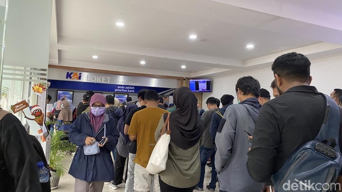 Tiket KA Batal Imbas Banjir, Penumpang Padati Stasiun Semarang Tawang