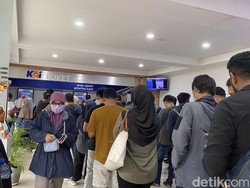 Perjalanan KA Batal Imbas Banjir, Penumpang Padati Stasiun Semarang Tawang