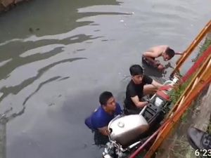 Oleng Saat Berkendara, Pengemudi dan Motornya Nyemplung ke Kali Bogor