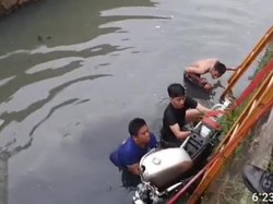 Oleng Saat Berkendara, Pengemudi dan Motornya Nyemplung ke Kali Bogor