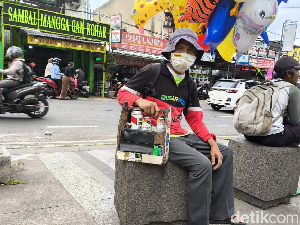 Nyala Semangat Ided dari Korek Gas di Tengah Riuh Jantung Kota Bandung