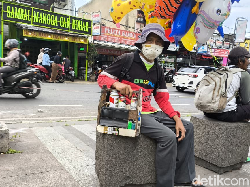 Nyala Semangat Ided dari Korek Gas di Tengah Riuh Jantung Kota Bandung