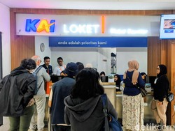 Imbas Banjir, Penumpang Padati Loket Refund Stasiun Bandung