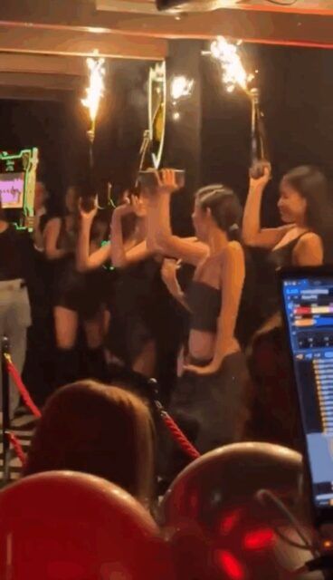 Perayaan ulang tahun Jennie BLACKPINK di klub malam Jepang menuai kritik netizen dari mancanegara.