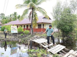 Sentuh Pelosok Meranti, Polda Riau Perbaiki Jembatan Jamin Keamanan Anak SD