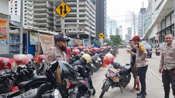 Polisi Cek Aduan Parkir Liar Rp 10 Ribu di Jaksel